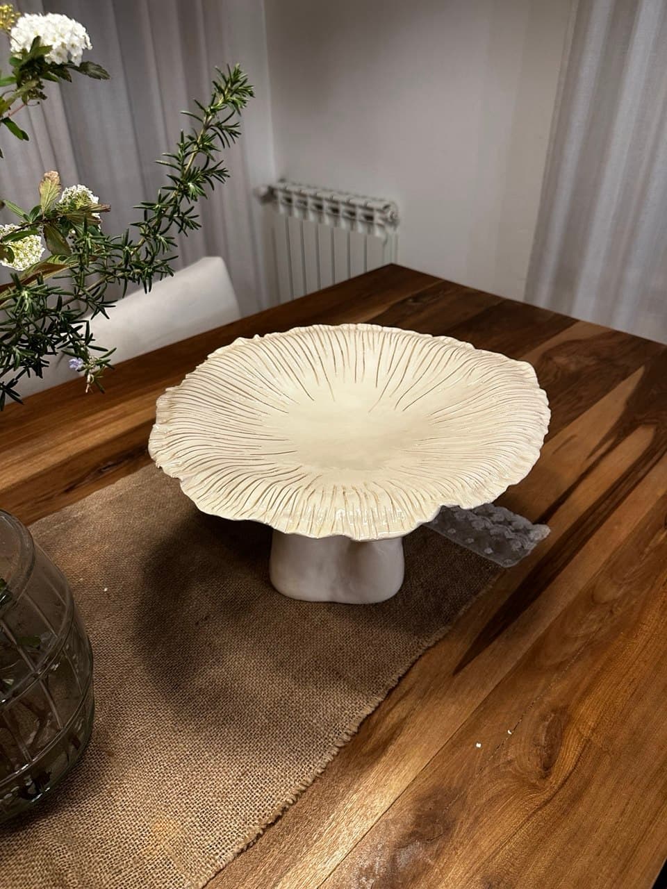 El Hongo Gigante de cerámica sobre una mesa de madera