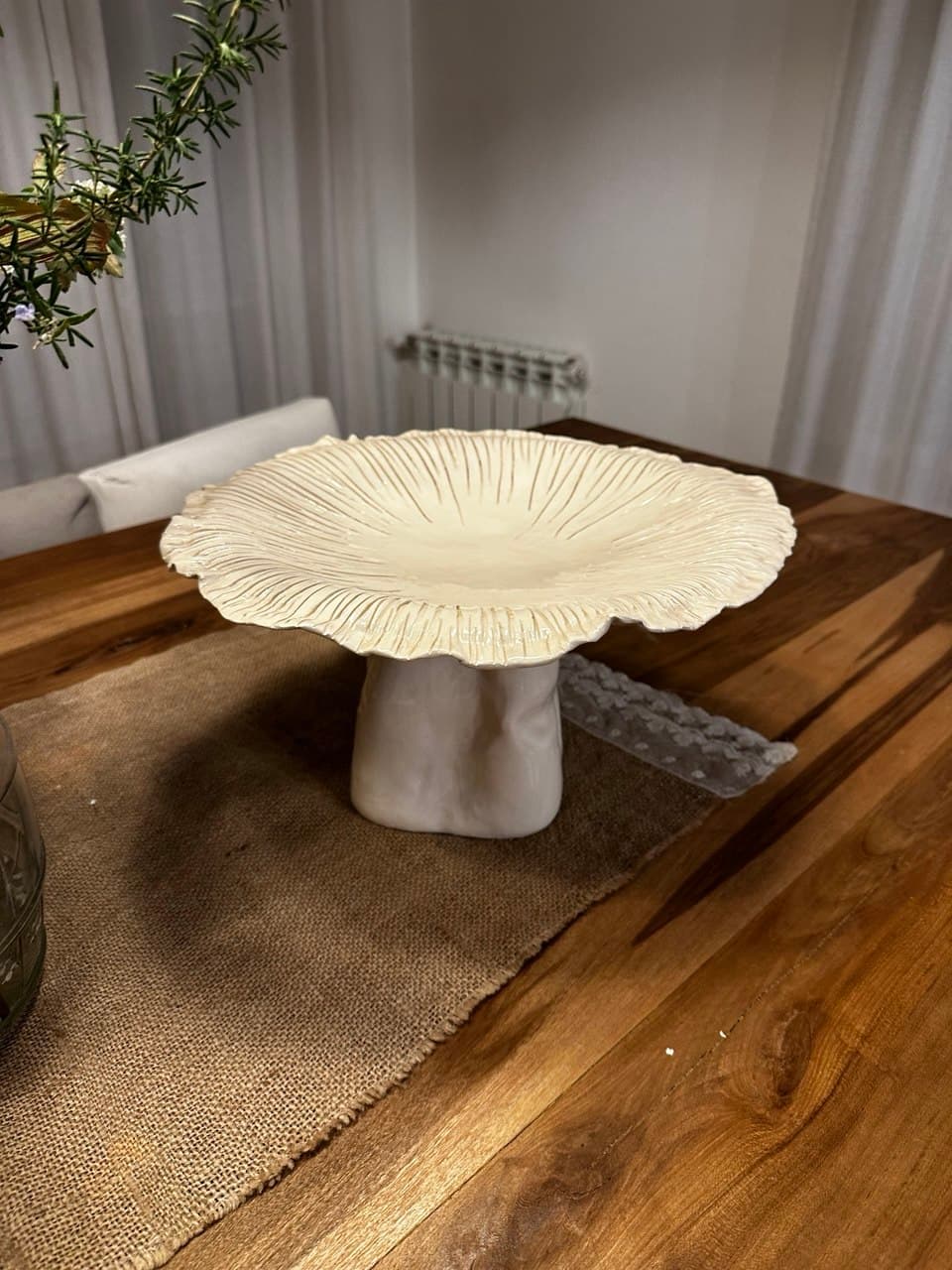 El Hongo Gigante de cerámica sobre una mesa de madera, visto desde otro ángulo